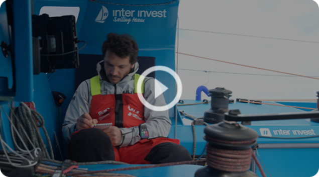 Matthieu écrivant sur le Max40 Inter Invest